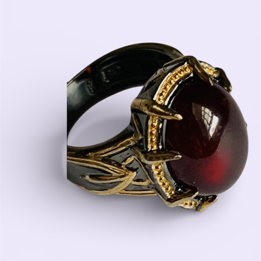 Elegant Gold and Black Ring with Garnet